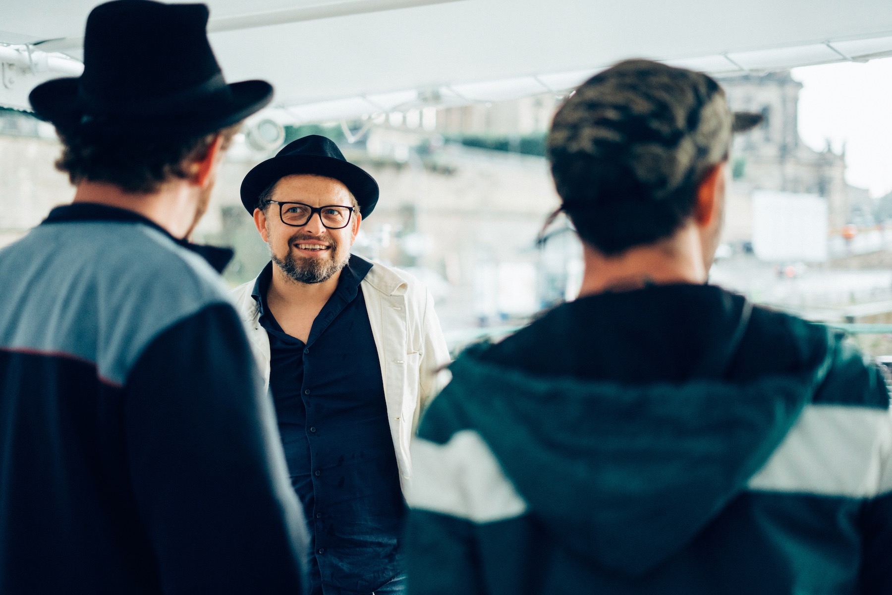 Neben ihren Auftritten gibt die Dresdner Band auch Workshops an Schulen.